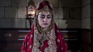 Ata Demirer ile başrol oynayacak... Esra Bilgiç süper minisiyle çömelerek poz verince...