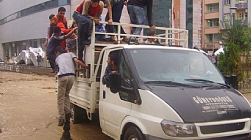 Siirt'te y&uuml;zlerce ev ve işyerini su bastı