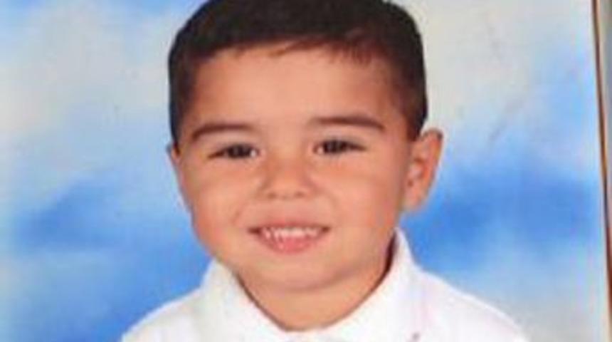 Oğlunun g&ouml;z&uuml;n&uuml; yedi