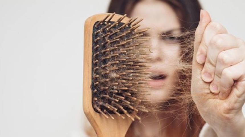 Saçları seyrelenler dikkat! Avuç avuç dökülen saçların sebebi meğer buymuş, hemen önüne geçin