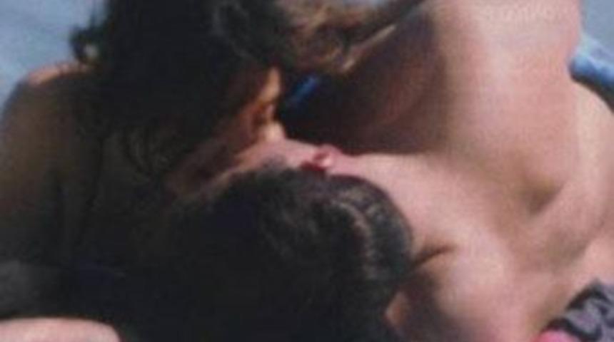 Rahip kumsalda bikinili kızla yakalandı