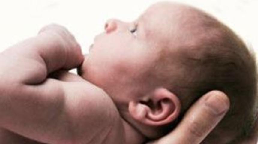 Hastane tuvaletinde doğurdu