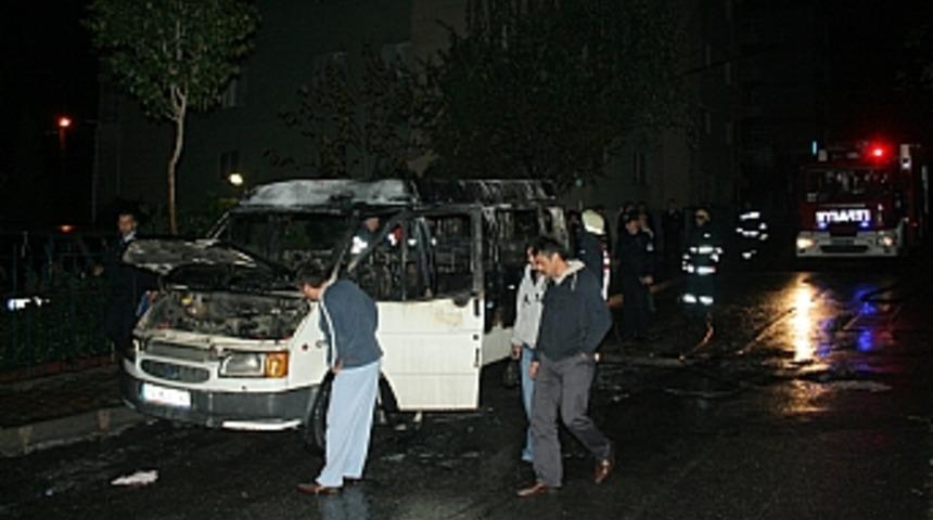 Bağcılar'da park halindeki minib&uuml;s kundaklandı