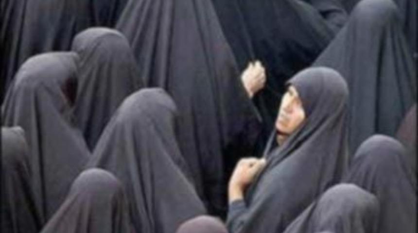 &Ccedil;arşaflı kadına vize yok