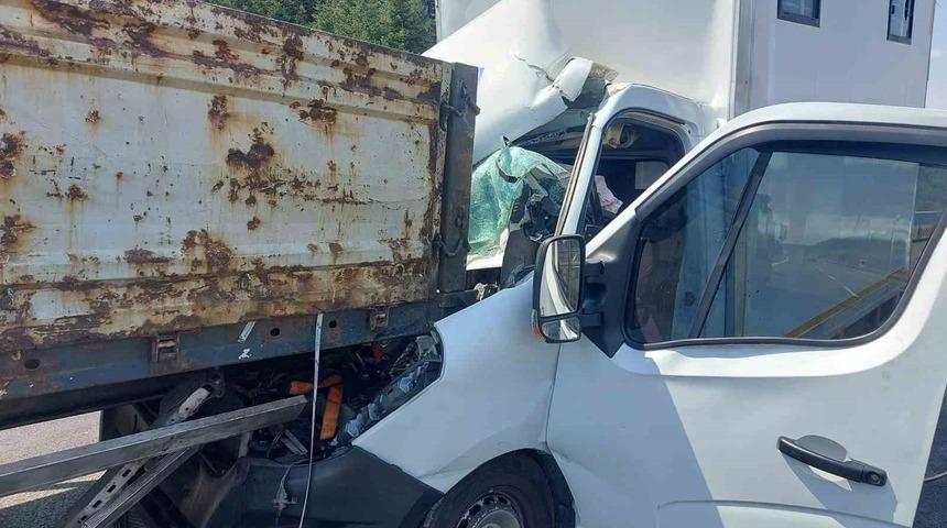 Kamyonet, tırın dorsesine ok gibi saplandı: 1 yaralı