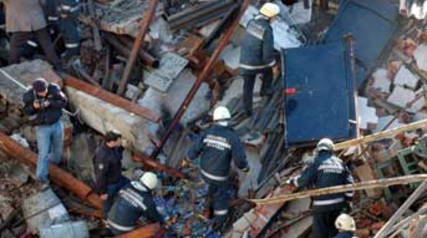 Ruhsatsız maytap at&ouml;lyesi patladı