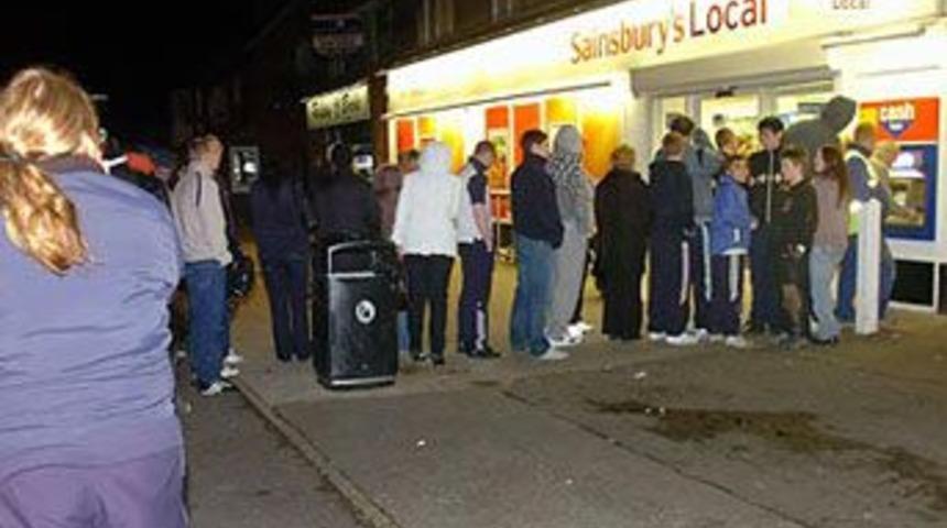 ATM iki kat para verdi, kuyruk oluştu!