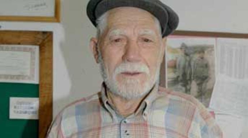 76'lık dede silah almak i&ccedil;in okuma yazma &ouml;ğrendi