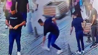 Yolda yürürken başına geldi! Arka cebindeydi, yere atmasıyla birlikte... Çok şükür erken fark ettik, canımıza bir şey olmadı