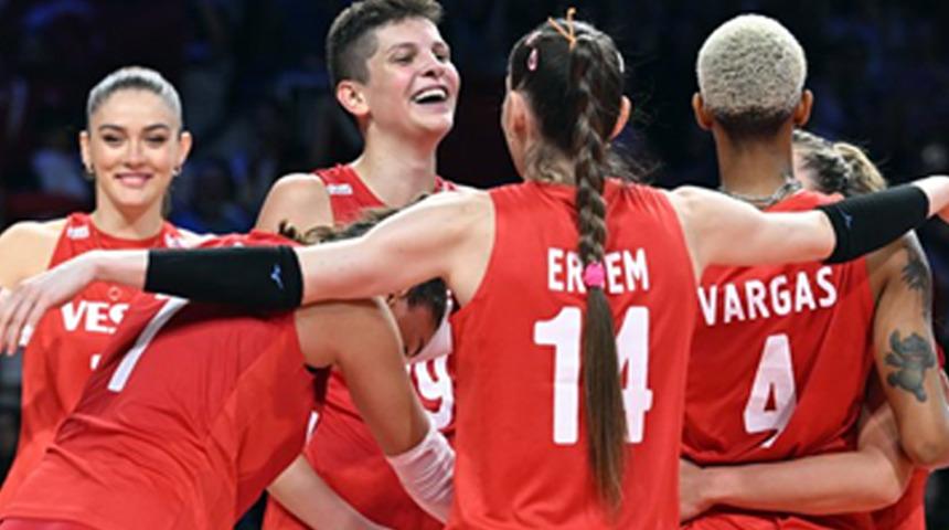 SON DAKİKA: Filenin Sultanları'nı İtalya da durduramadı! A Milli Kadın Voleybol Takımı yarı finalde İtalya'yı 3-2 mağlup ederek 2023 CEV Avrupa Şampiyonası'nda finale yükseldi