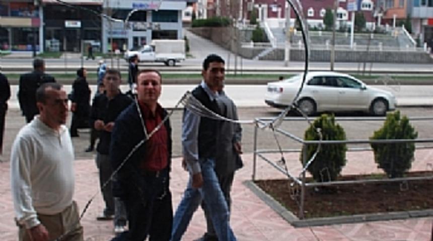 AK Parti binasına taşlı saldırı