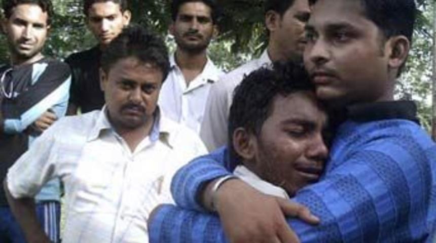 Hindistan'da okul servisi nehre u&ccedil;tu: 11 &ouml;l&uuml;