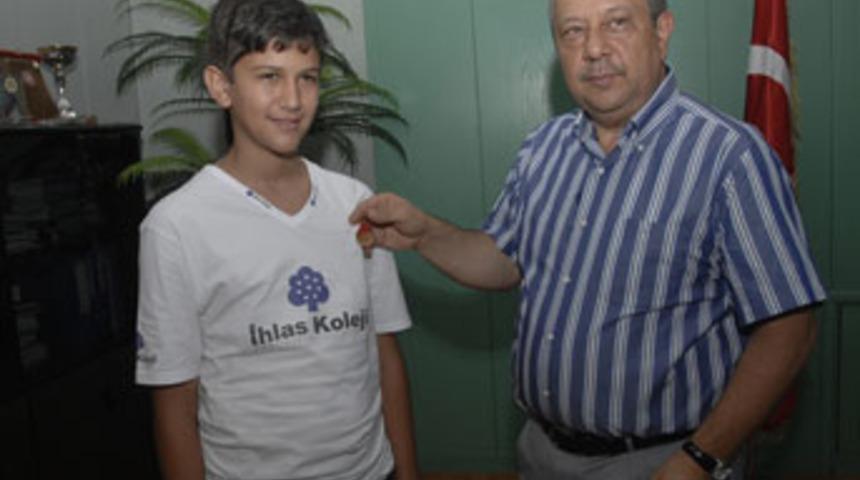 Başarıya altın &ouml;d&uuml;l