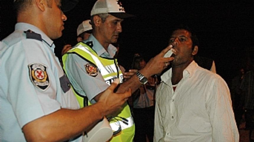 Alk&ouml;ll&uuml; s&uuml;r&uuml;c&uuml; polisten ka&ccedil;amadı