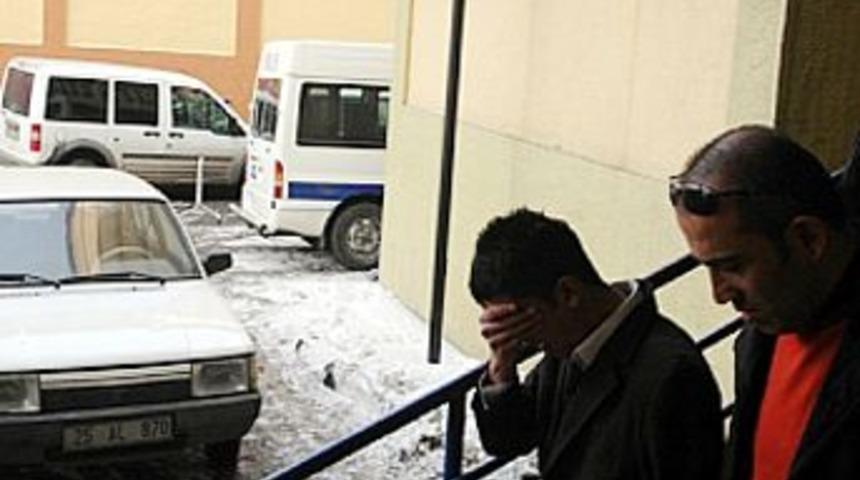 Arkadaşını kalemle yaraladı