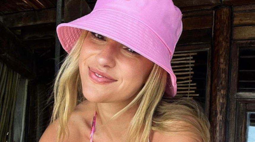 'Dünyanın en seksi voleybolcusu' olarak tanınıyor! Kayla Simmons süper mini elbisesiyle şov yaptı