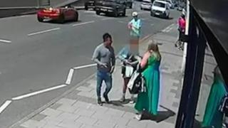 Güpegündüz sokak ortasında 11 yaşındaki kızı kaçırmak istedi! Rahatsız olduğunu görünce yanına yaklaşıp yardım etti