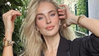 Burcu Esmersoy ve Nazım Akmandil düğünden bir gün önce parti düzenledi! Romantik pozlarına beğeni yağdı