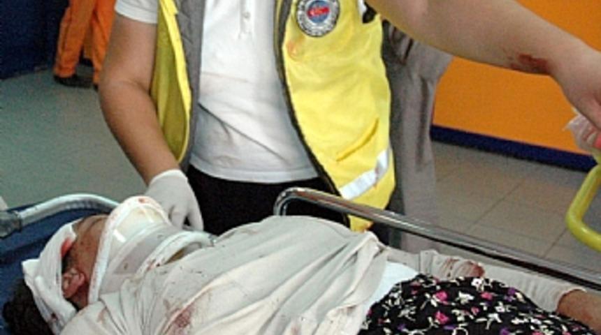 Minib&uuml;s motosiklete &ccedil;arptı: 2 yaralı