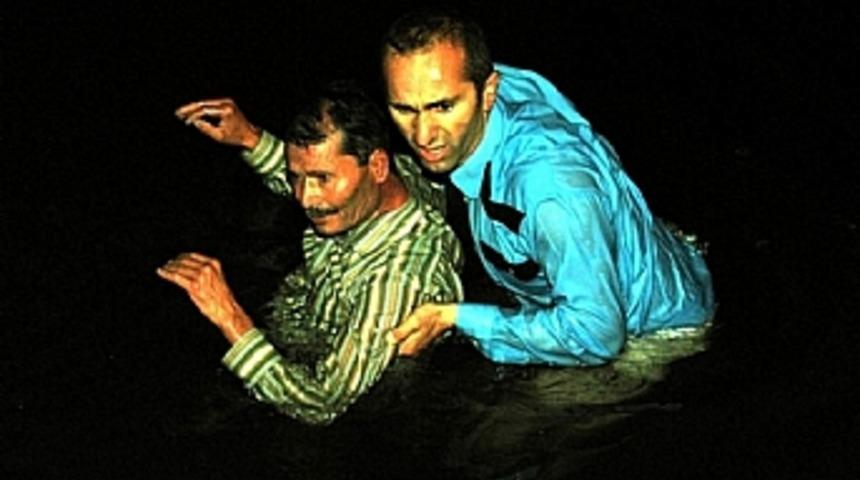 Sarhoş s&uuml;r&uuml;c&uuml; aracıyla denize u&ccedil;tu 