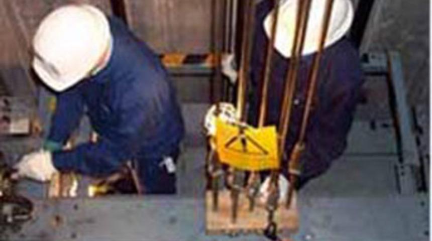 Kafasını asans&ouml;re kaptırdı