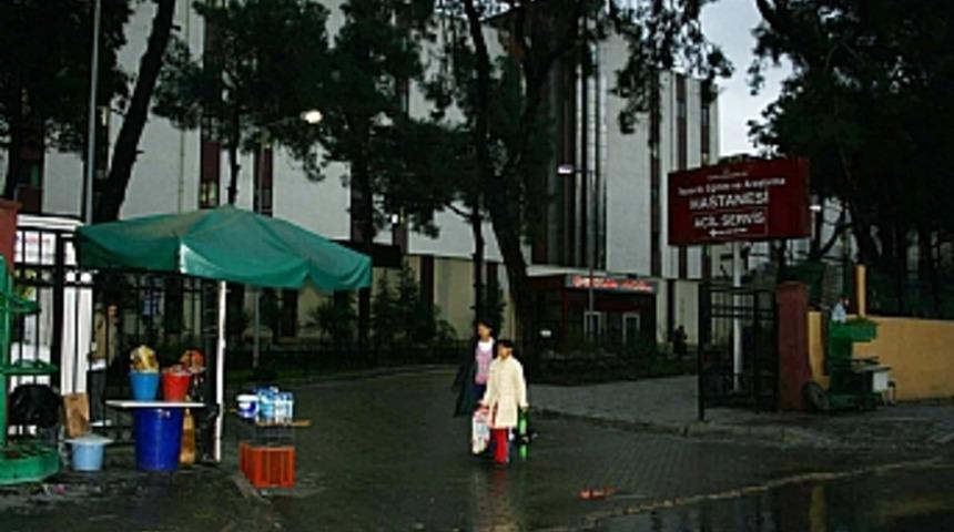 Yağmurda &ccedil;atı aktı ameliyatlar durdu  