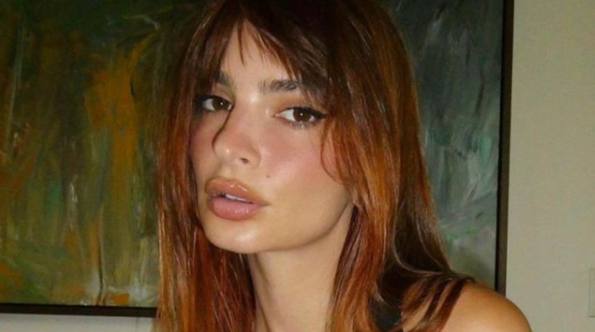 Emily Ratajkowski küçük bikinisiyle poz vermeye doyamadı! Bikini altının iplerini çözdü