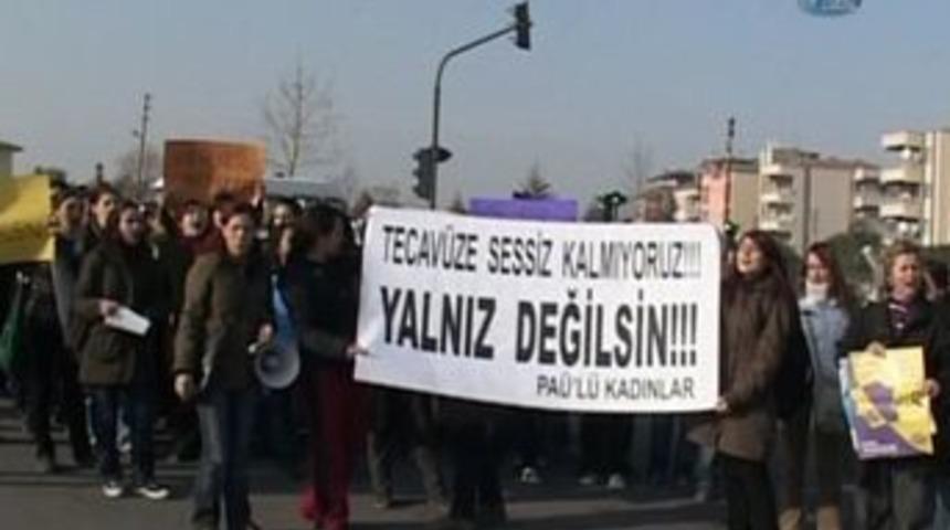 &Uuml;niversiteli kızlardan tecav&uuml;z protestosu