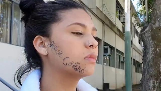 Eski sevgilisini kaçırdı! Kollarını bağlayarak zorla yüzüne, göğüslerine ve kasığına adını dövme yaptı