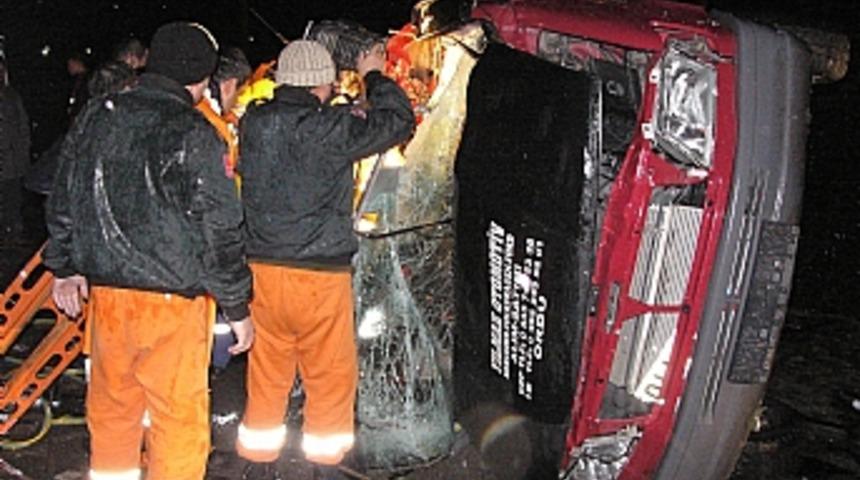 Minib&uuml;s kamyonla &ccedil;arpıştı: 6 &ouml;l&uuml;, 11 yaralı