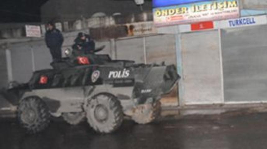 Ter&ouml;ristler askeri aracı taradı