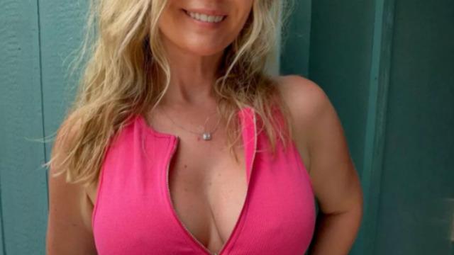 Komşularını şaşırtan protesto! “Çok sıkıcısınız” diye bağırarak sokak ortasında iç çamaşırını çıkarttı