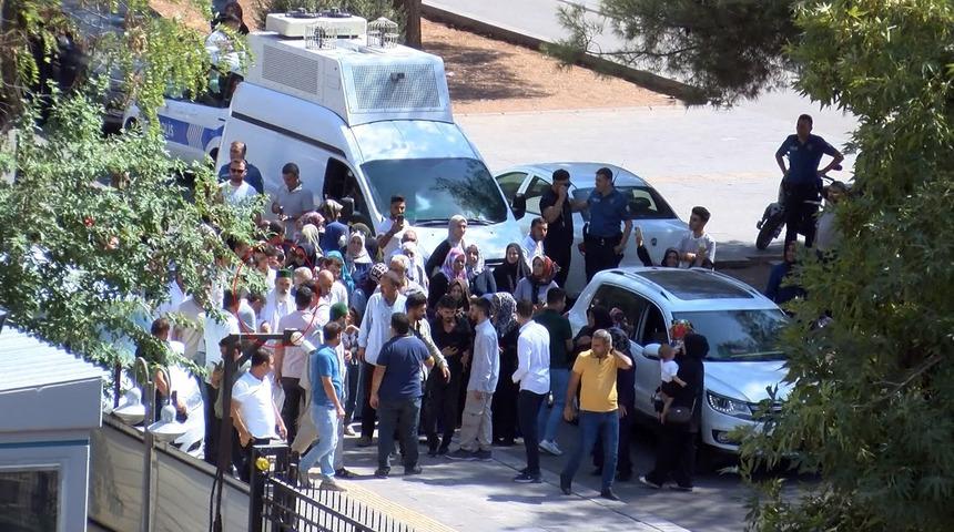 Aylık geliri 1 milyon TL'nin üzerinde! Randevucu 'Şeyh' serbest bırakıldı: Karşılamaya kalabalık bir grup geldi