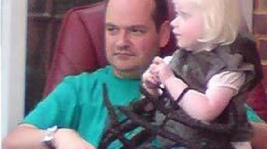 Babası &ouml;p&uuml;ş&uuml;rken &ouml;ld&uuml;