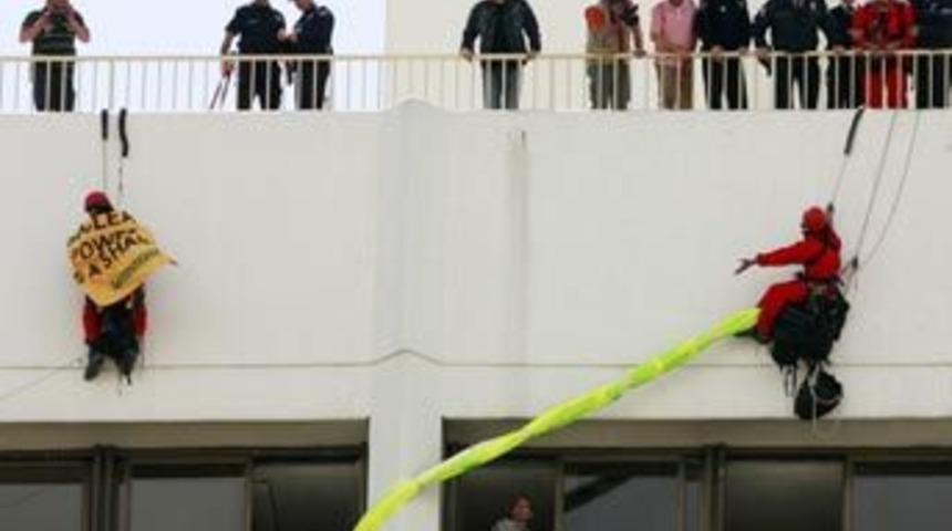 Greenpeace 5 ton orkinos kafasıyla eylem yaptı