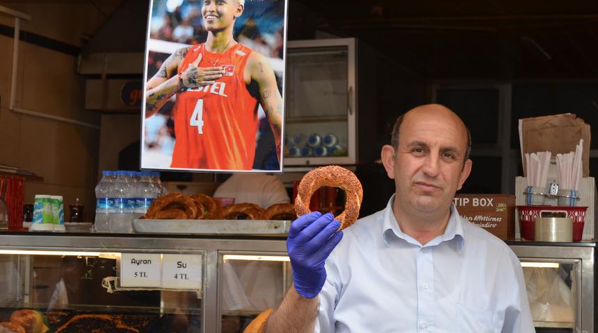 Görenler bir daha baktı! Milli yıldıza 'nazar değmesin' diye bedavaya dağıttı!