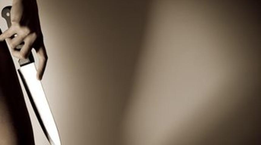 Karısını &ouml;nce bı&ccedil;akladı sonra arabasıyla ezdi