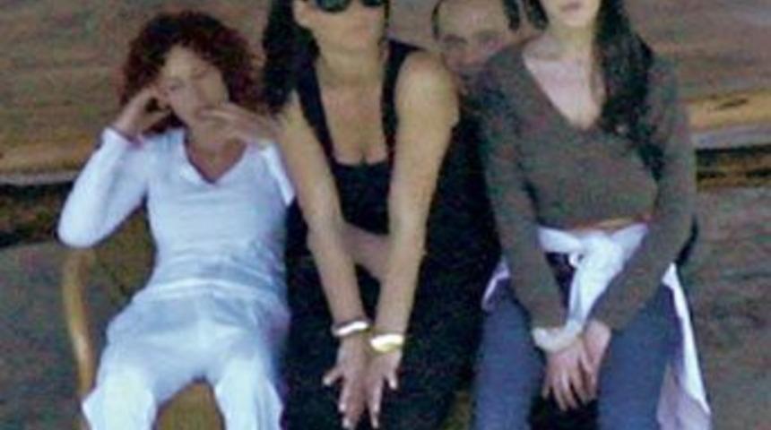 Berlusconi'yi g&uuml;venlik&ccedil;isi ile aldatıyor