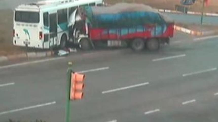 Kamyon belediye otob&uuml;s&uuml;n&uuml; bi&ccedil;ti!