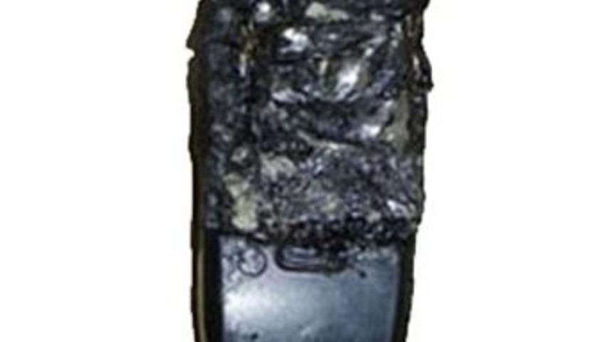 Cep telefonu bomba gibi patladı!