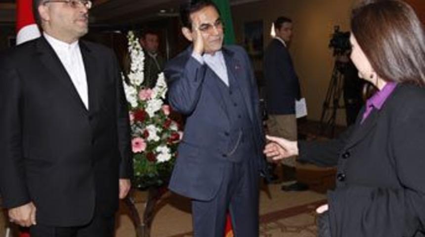 B&uuml;y&uuml;kel&ccedil;i sanat&ccedil;ının elini havada bıraktı