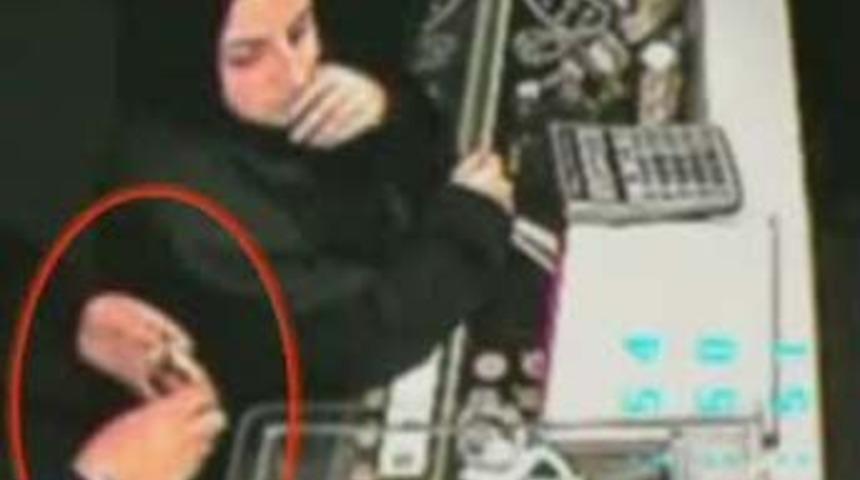 Kuyumcuyu bu bakışlarla soydu