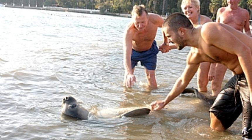 Badem &ouml;zg&uuml;rl&uuml;ğ&uuml;n tadını &ccedil;ıkarıyor 