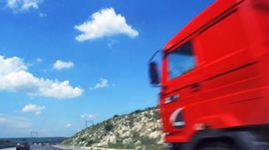 TIR altında korkun&ccedil; &ouml;l&uuml;m