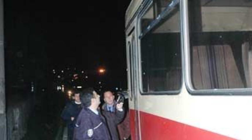 Belediye otob&uuml;s&uuml;ne silahlı sadırı