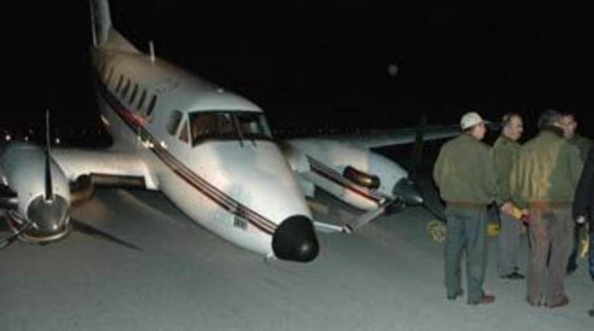 &Ouml;n tekerlekleri a&ccedil;ılmayan u&ccedil;ak piste b&ouml;yle indi