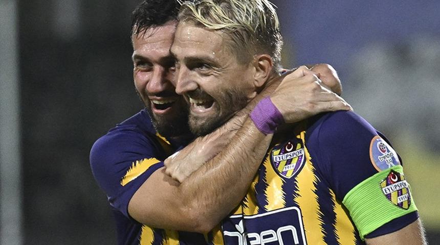 Caner Erkin'den inanılmaz gol! Eyüpspor zirvede kalmaya devam ediyor