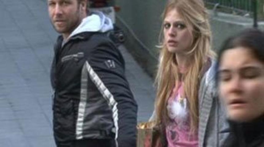 Sevgilisiyle el ele!