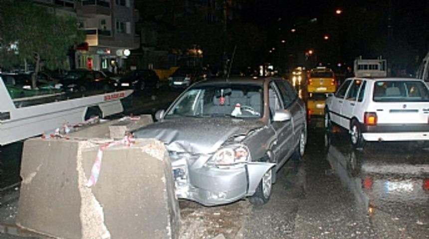 Alkoll&uuml; s&uuml;r&uuml;c&uuml; beton bariyere &ccedil;arptı