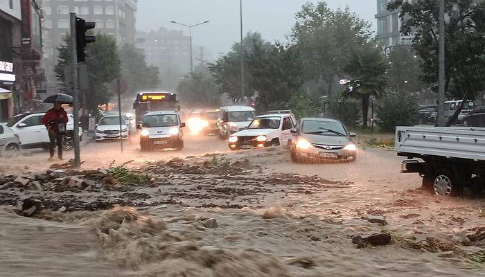 Samsun’da can pazarı: Bağrışları duyan yardıma koştu! ‘103 kilo’luk yağış hayatı felç etti, Giresun’da da caddeler göle döndü